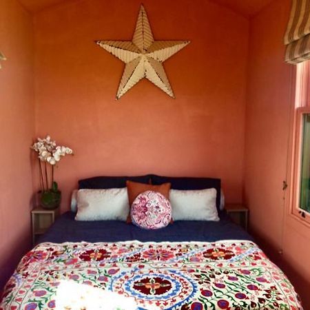 The Oaks Glamping - Magpie Half Shepherds Hut Hotell Colkirk Exteriör bild